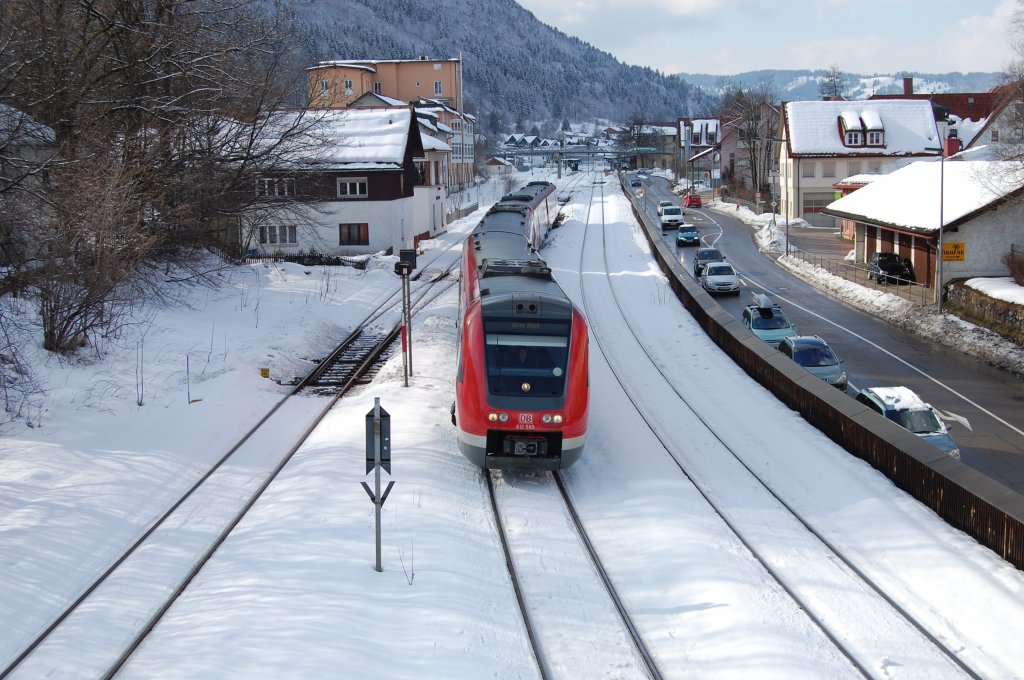 Nach einem kurzen Aufenthalt und Richtungswechsel im sch�nen Immenstadt, f�hrt der Kemptner 612 589 nun zusammen mit einem Schwesterfahrzeug aus dem Bahnhof aus. Das Bild stammt vom 20.2.2010.