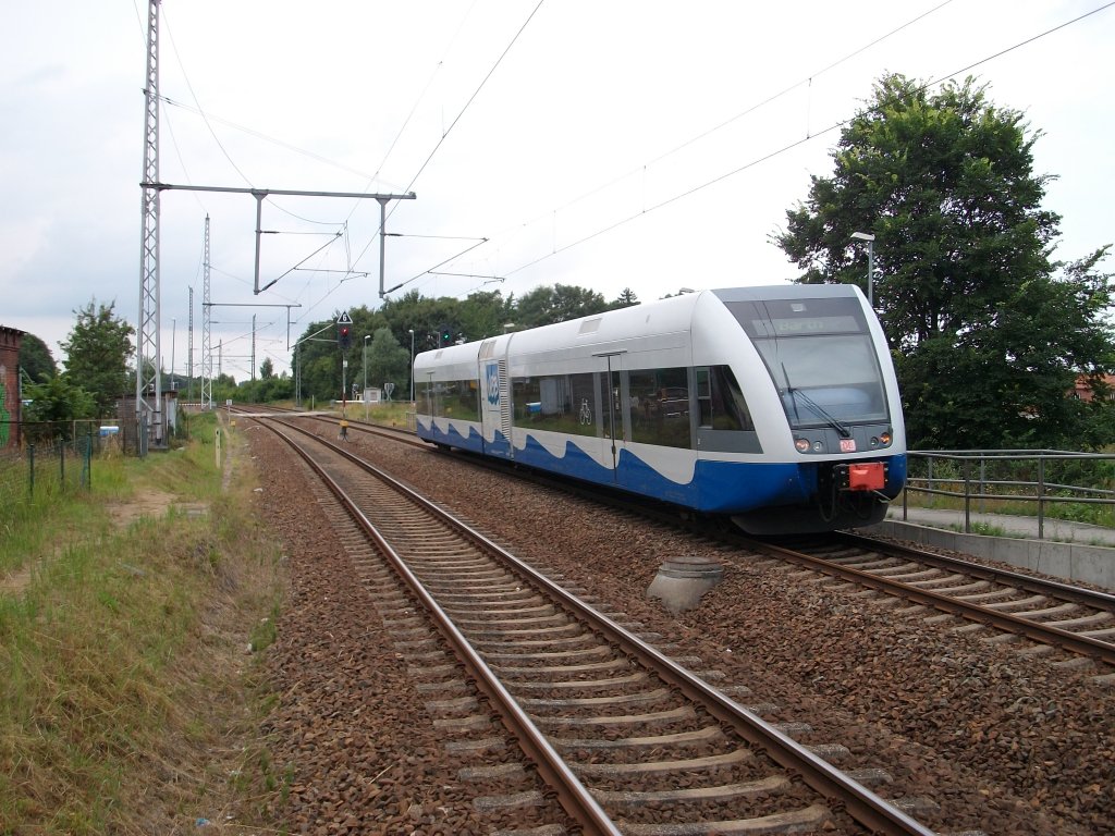 Nach einem kurzen Halt in Martensdorf verlie UBB-Triebwagen 646 122 als UBB 24012 Stralsund-Barth am 02.August 2010 den Bahnhof.