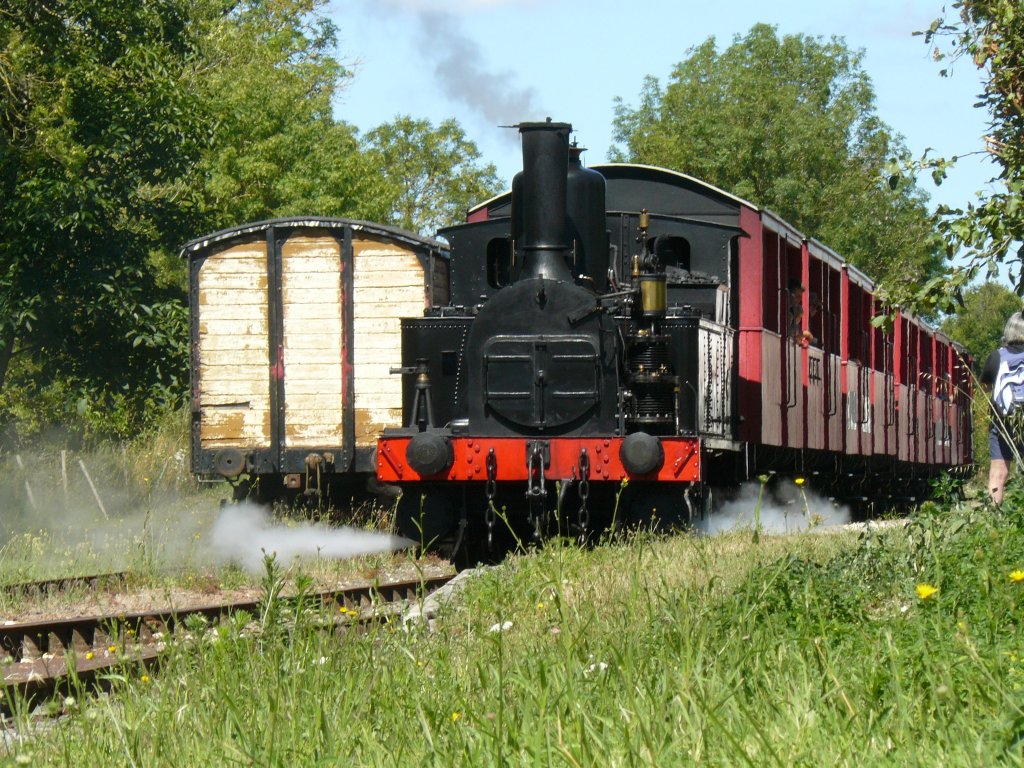 Nach einem kurzen Halt in Mournac-sur-Seudre macht sich Lok NR 3 mit dem  Train des Mouettes  auf den Weg nach Saujon. Mournac-sur-Seudre ist ein wunderschner Knstlerort an den Salzwiesen der Seudre, vielleicht ist er sogar der schnste Ort im Charente-Maritime. (31.7.2012, 12:36 Uhr)