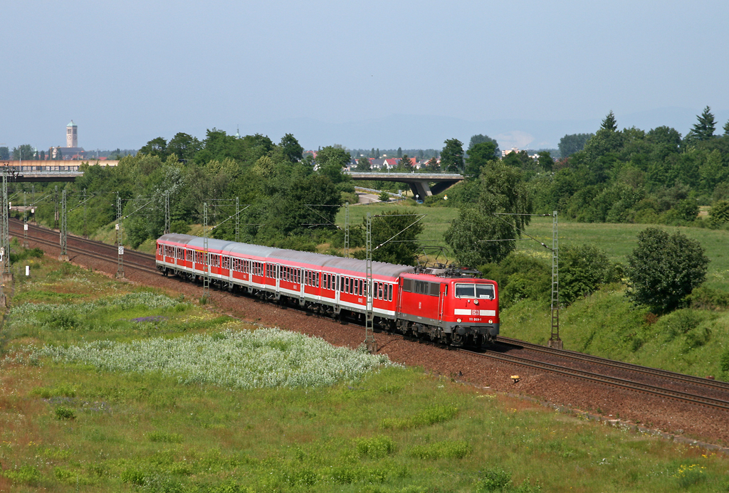 Nach einem leider verlorenen WM-Spiel gegen Serbien beschleunigt die Ludwigshafener 111 069 am 18. Juni 2010 die RB 18621 von Mannheim nach Karlsruhe aus dem Haltepunkt von Neuluheim in Richtung Waghusel.
