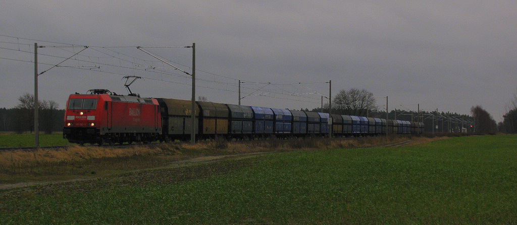 Nach einem RE Richtung Norden kam dann der nchste Gterzug durch. Es war der 49424 gezogen von 185 262 von Guben nach Berlin Ruhleben durch Lpten. Viele Gre an den Tf!