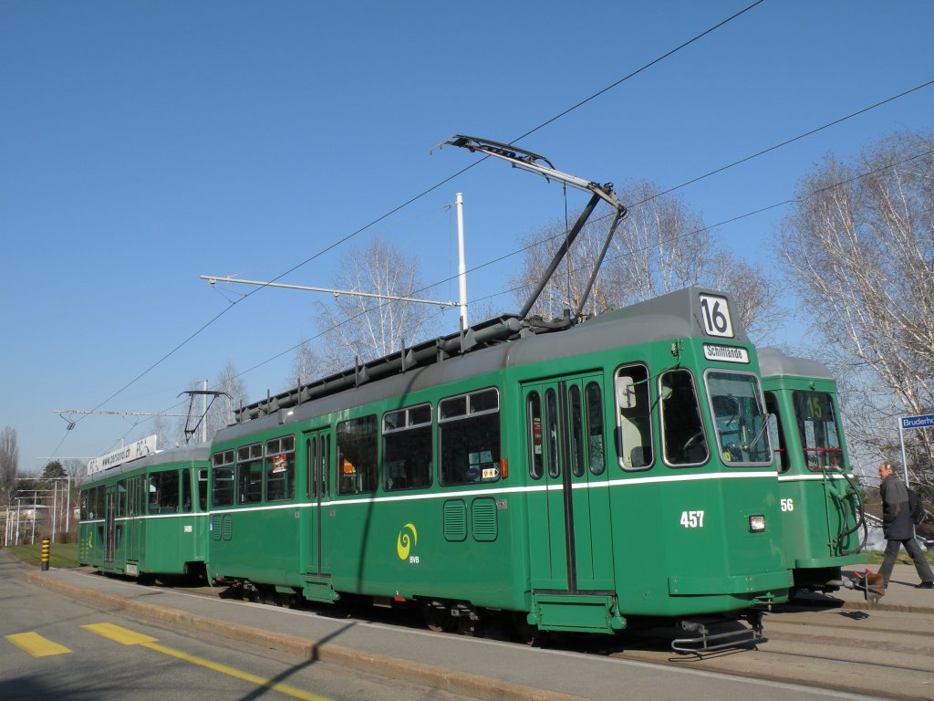 Nach einem schweren Unfall erstrahlt der Be 4/4 457 wieder in neuem Glanz. Hier steht er an der Endhaltestelle auf dem Bruderholz. Die Aufnahme stammt vom 21.03.2009.