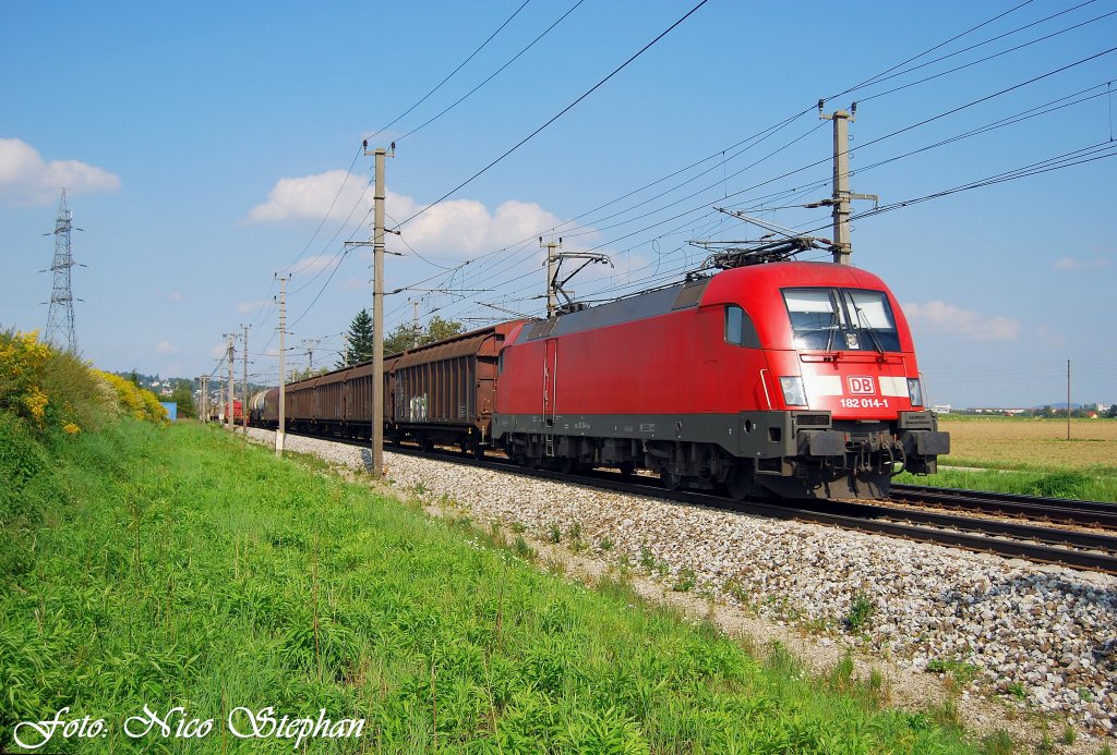 Nach einem Standortwechsel auf die andere Seite kam auch promt eine weitere 182,hier ist es 182 014-1,welche Linz mit einem gemischtem Gz nach Passau verlsst,Pasching (sterreichurlaub 18.08.09)