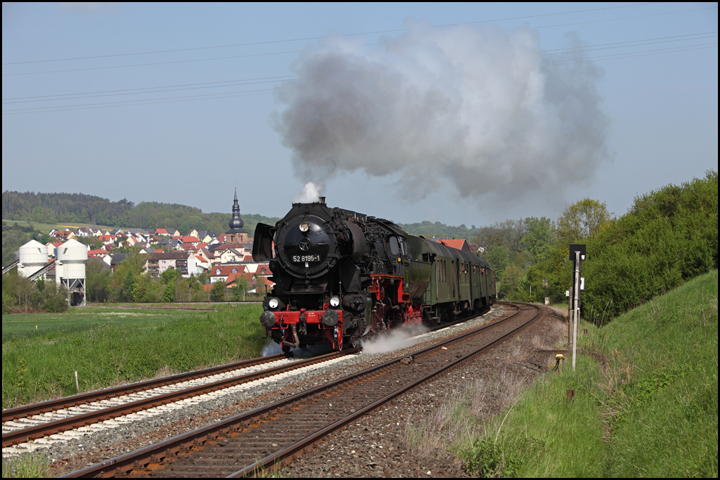 Nach einem Stop in Untersteinach (bei Stadtsteinach) stampft 52 8195 mit ihrem Sonderzug aus Nrnberg komment in Richtung Neuenmarkt-Wirsberg. (22.05.2010)