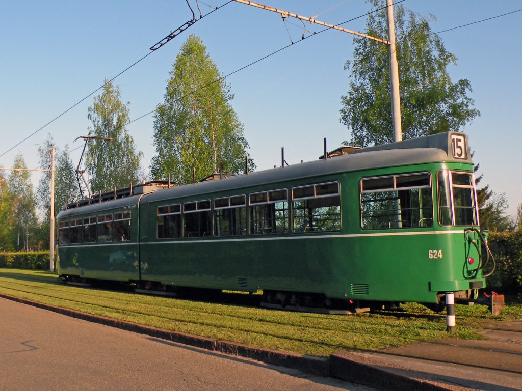 Nach einem Tramdefekt muss der Dwag 624 einen Einsatz auf der Linie 15 leisten. Hier fhrt er von den ersten Sonnenstrahlen beleuchtet vom Brudeholz zur Basler Mustermesse. Die Aufnahme stammt vom 09.04.2011.