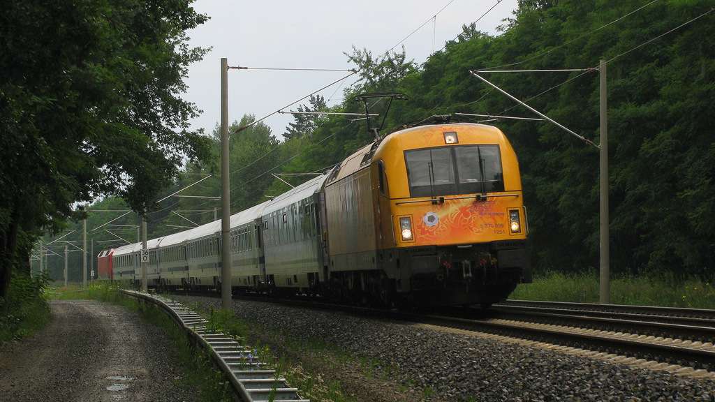 Nach einem Wetterwechsel mit reichlich Regen kam dann 370 009 mit dem EC 46 (+ 33) durch Bestensee in Richtung Berlin. 07.07.12