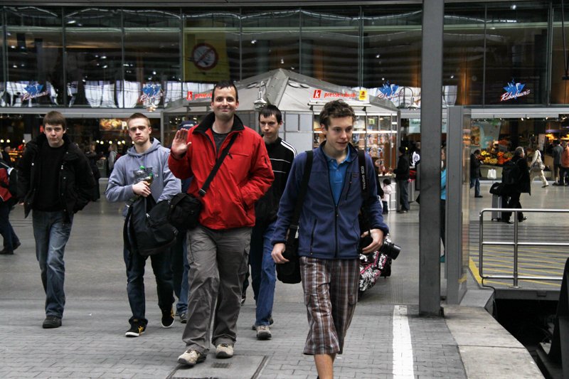 Nach der Einfahrt des Zuges machte sich die BB.de-Gemeinde gleich auf den Weg nach Gleis 12, um den einfahrenden Zug zu  begutachten  ;)