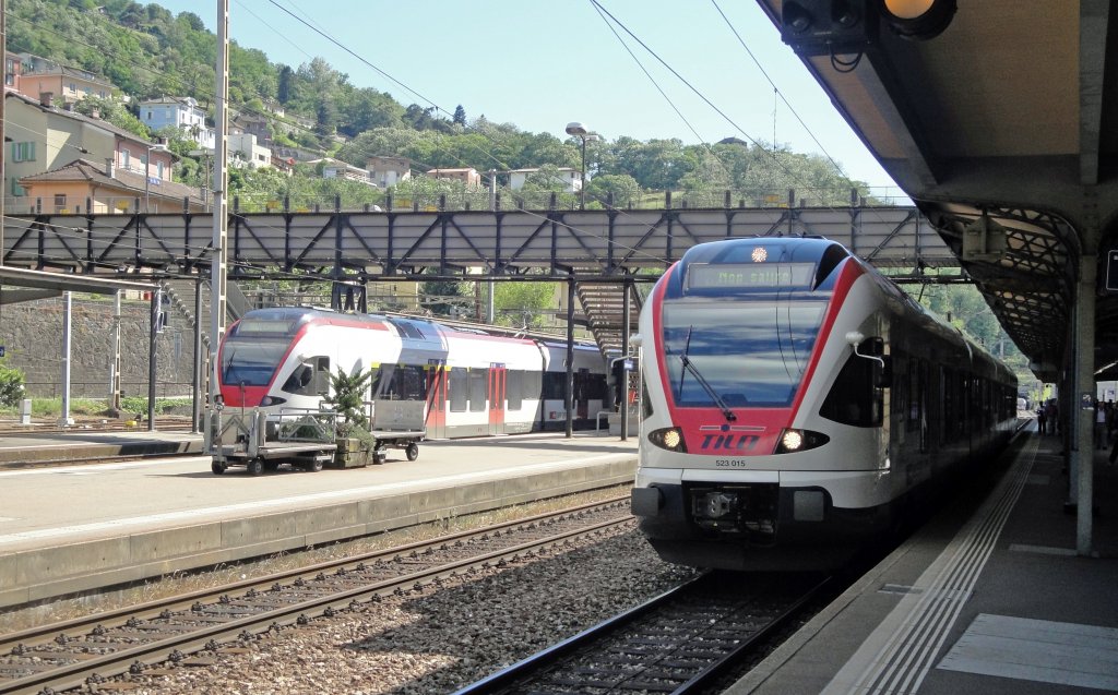 Nach einigen Einstzen bei der S-Bahn Zug/Luzern ist der RABe 523 020 im Tessin gelandet. Rechst der RABe 523 015. (Bellinzona, 31.05.10)