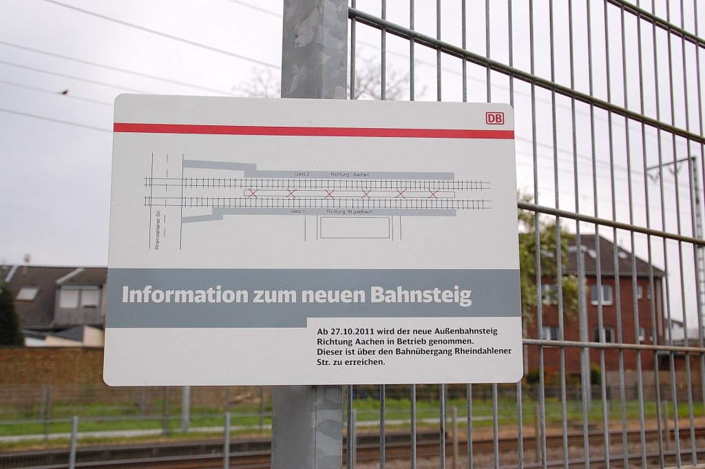 Nach einigen Monaten Arbeit, wurde am 27.10.2011 der neue Bahnsteig im Bahnhof Wickrath erffnet und damit der Bahnkunde weiss das es nicht ber den Zaun zwischen den Gleisen klettern darf schickt ihn der Hinweis auf dem Schild ber den Bahnbergang......17.4.2012