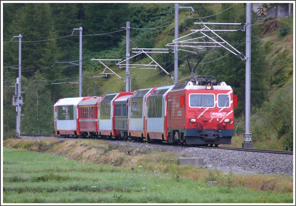 Nach der Entgleisung des GlacierExpress im Oberwallis herrscht ein gewisser Fahrzeugmangel, was diese gemischten Zge ergibt. (15.08.2010)