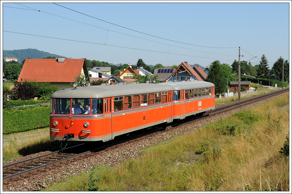 Nach der erfolgreich verlaufenden Sonderfahrt mit 2043 005 am 10.7.2010 auf der Radkersburger Bahn stand anlsslich der Feierlichkeiten 125 Jahre Radkersburger Bahn am 11.7.2010 eine weitere Sonderfahrt von Graz nach Bad Radkersburg auf dem Programm. An diesem Tag kam der ehemalige GKB Triebwagen VT 10.02, der sich heute im Besitz der steirischen Eisenbahnfreunde (StEF) befindet, samt dem GKB Beiwagen VB 10.12 zum Einsatz. In Mureck erfolgte an diesem Tag auch die offizielle Prsentation des Bildbandes „125 Jahre Radkersburger Bahn“ statt, welcher von Armin Klein zusammengestellt wurde und im Sutton Verlag erschienen ist. Die Aufnahme zeigt R 19679 in Wagna kurz nach Leibnitz.
