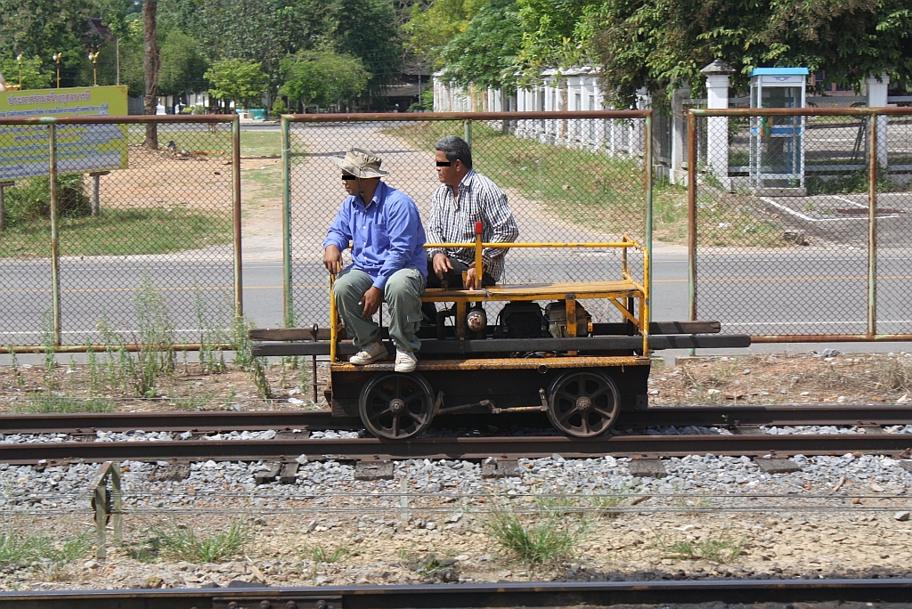 Nach erfolgreichem Gleiswechsel geht's flott weiter. Kleinwagen der Type รบ.6 (รบ.=RB.) in der Trang Station am 25.Oktober 2010.