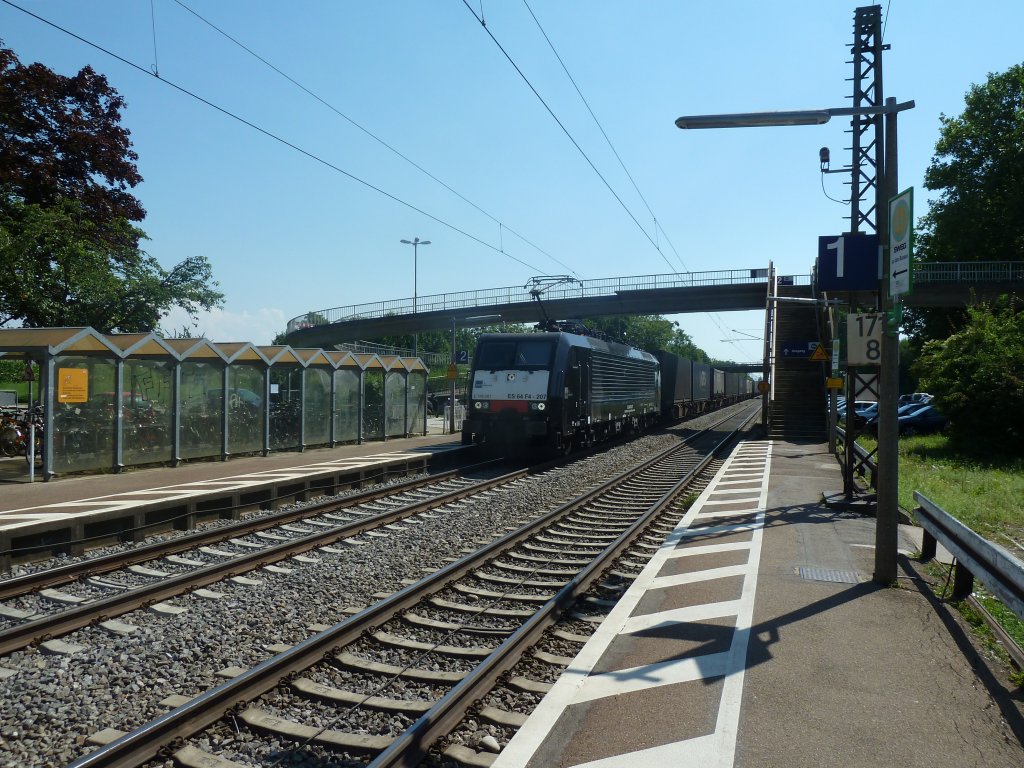 Nach der ES 64 F4-095 kam dann dannach noch die ES 64 F4-207 (189 207-4) von HTRS Nederland B.V. aus Rotterdam mit ihrem KLV aus Richtung Haltingen gen Norden. (26.07.2012)