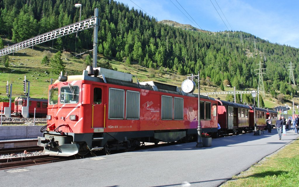 Nach etwas mehr als 2h erreichte unser Zug den Bahnhof Oberwald, Endstation der Furka Dampfbahn. Die HGm 4/4 61 wird nun abgehngt, und wartet auf den nchsten Einsatz, 28.09.2012.