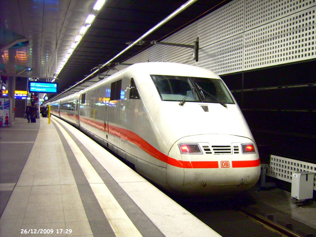 Nach Fahrplan fhrt der ICE 695 nach Stuttgart von Gleis 14 Berlin Hbf,aber am 26.12.2009 beginnt die Fahrt auf Gleis 8 im unteren Bahnhof.