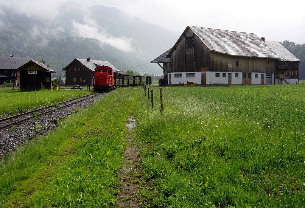 Nach einer Fahrzeit von 8 Minuten erreicht das erste Wlderbhnle an diesem Tag von Bezau kommend die einzige Haltestelle auf der 5 km langen Strecke nach Schwarzenberg (Reuthe, 03.06.2012).