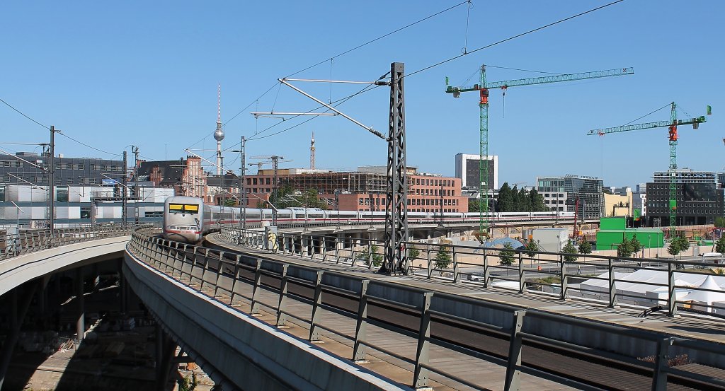 Nach fast acht Stunden Fahrzeit fast am Ziel angekommen, der ICE 690 von Mnchen Hbf nach Berlin-Ostbahnhof bei der Ausfahrt am 25.05.2012 aus dem Berliner Hbf.