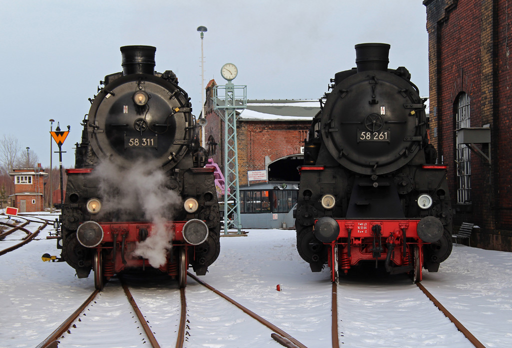 Nach Filmaufnahmen in Grlitz ging es am 26.03.2013 fr die 58 311 und ihre Donnerbchsen wieder zurck nach Ettlingen. Beim abendlichen Aufenthalt im Schsischen Eisenbahnmuseum in Chemnitz-Hilbersdorf kam es zu einem Zusammentreffen mit ihrer dort beheimateten Schwestermaschine 58 261.