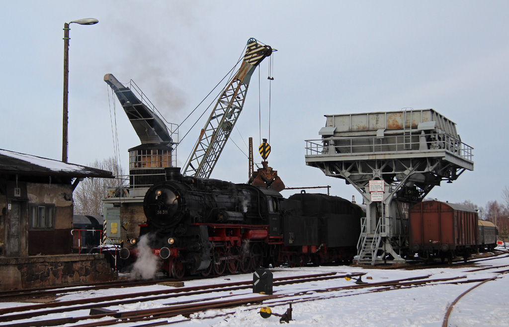 Nach Filmaufnahmen in Grlitz ging es am 26.03.2013 fr die 58 311 und ihre Donnerbchsen wieder zurck nach Ettlingen. Beim abendlichen Aufenthalt im Schsischen Eisenbahnmuseum in Chemnitz-Hilbersdorf wurden die Vorrte ergnzt.