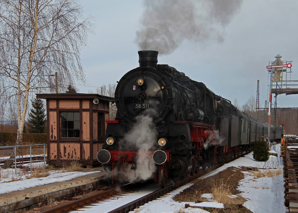 Nach Filmaufnahmen in Grlitz ging es am 26.03.2013 fr die 58 311 und ihre Donnerbchsen wieder zurck nach Ettlingen. Hier erreicht sie am Abend das Schsische Eisenbahnmuseum in Chemnitz-Hilbersdorf wo die Vorrte ergnzt wurden.