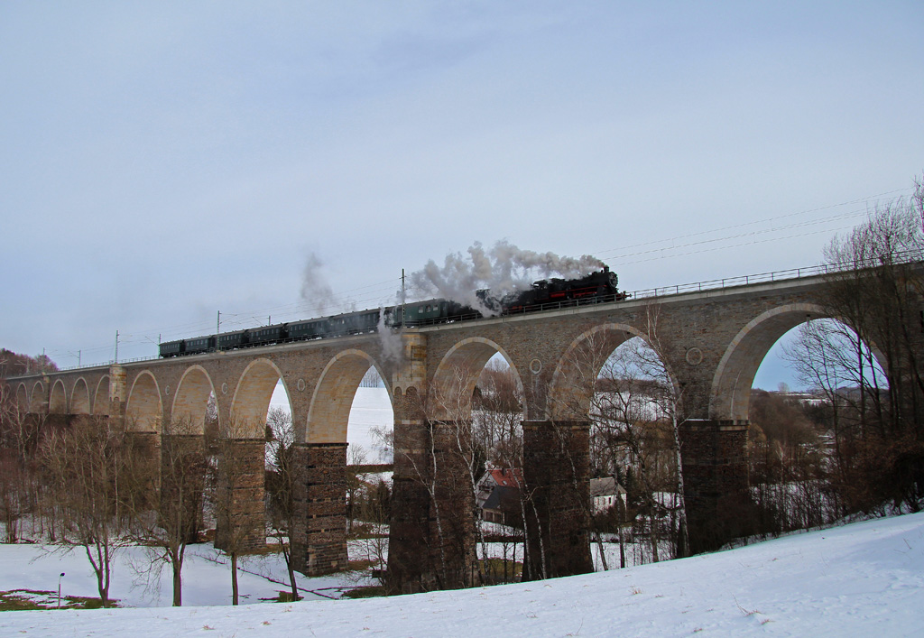 Nach Filmaufnahmen in Grlitz ging es am 26.03.2013 fr die 58 311 und ihre Donnerbchsen wieder zurck nach Ettlingen. Hier zu sehen auf dem Viadukt bei Wegefahrt.