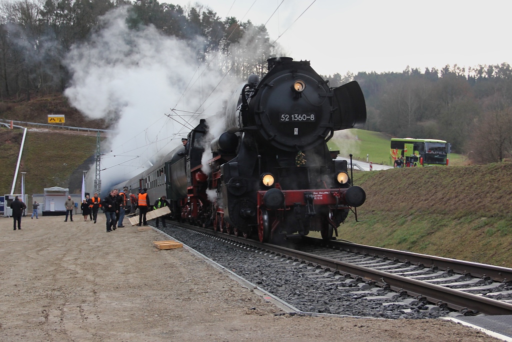 Nach der fulminanten Ausfahrt der 52 1360-8 mit ihrem Sonderzug aus Vienenburg anlsslich der Erffnungsfeier der neuen, sdlichen Tunnelrhre des Bebenroth-Tunnels zwischen Eichenberg und Bad Sooden-Allendorf, werden Planken angelegt damit das feierwtige Volk aussteigen kann. Aufgenommen am 17.12.2012.