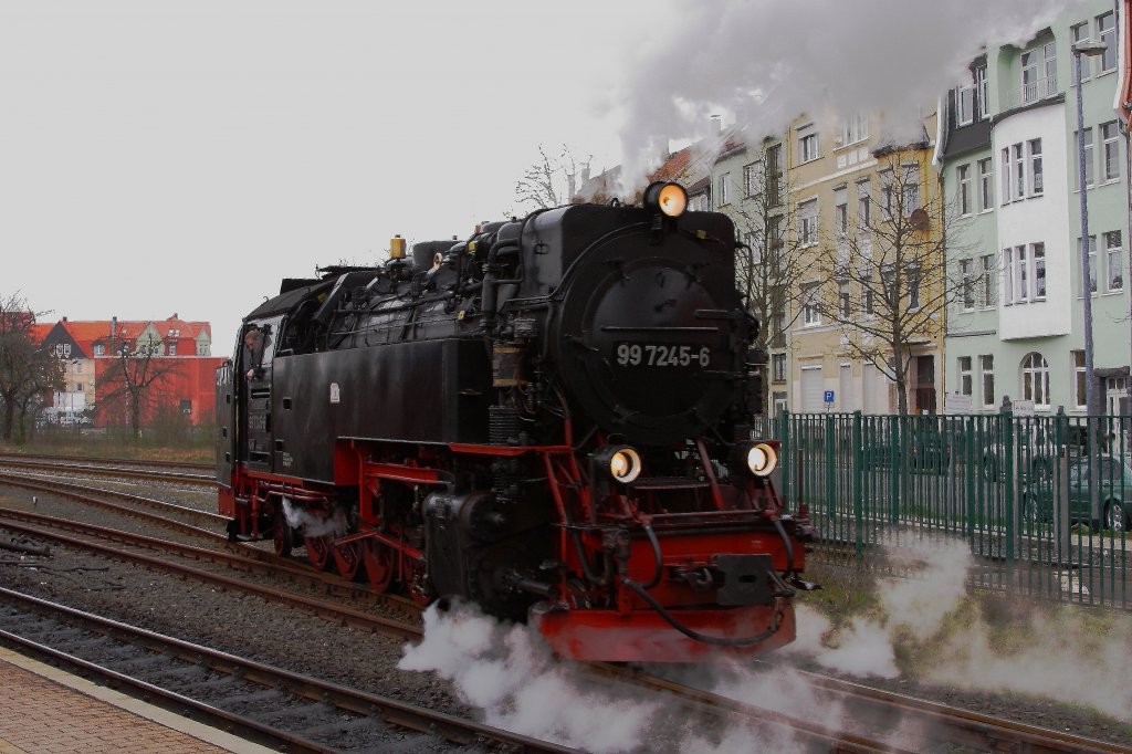 Nach getaner Arbeit ist 99 7245 am Abend des 06.04.2012 im Bahnhof Nordhausen-Nord auf dem Weg ins Bw, wo sie noch gewartet und fr den nchsten Einsatztag vorbereitet werden mu. Erst dann hat auch das Lokpersonal endlich Feierabend! Danke Jungs, Ihr habt wieder einen tollen Job gemacht!