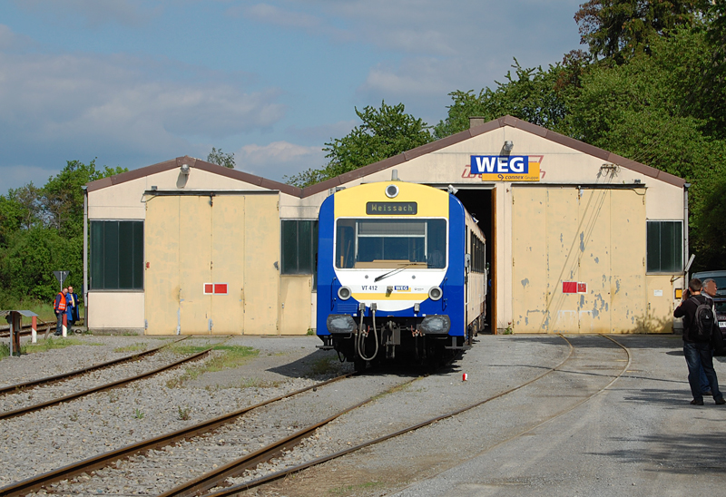Nach getaner Arbeit steht VT 412 der WEG am 12. Mai 2012 vor dem BW von Weissach. 