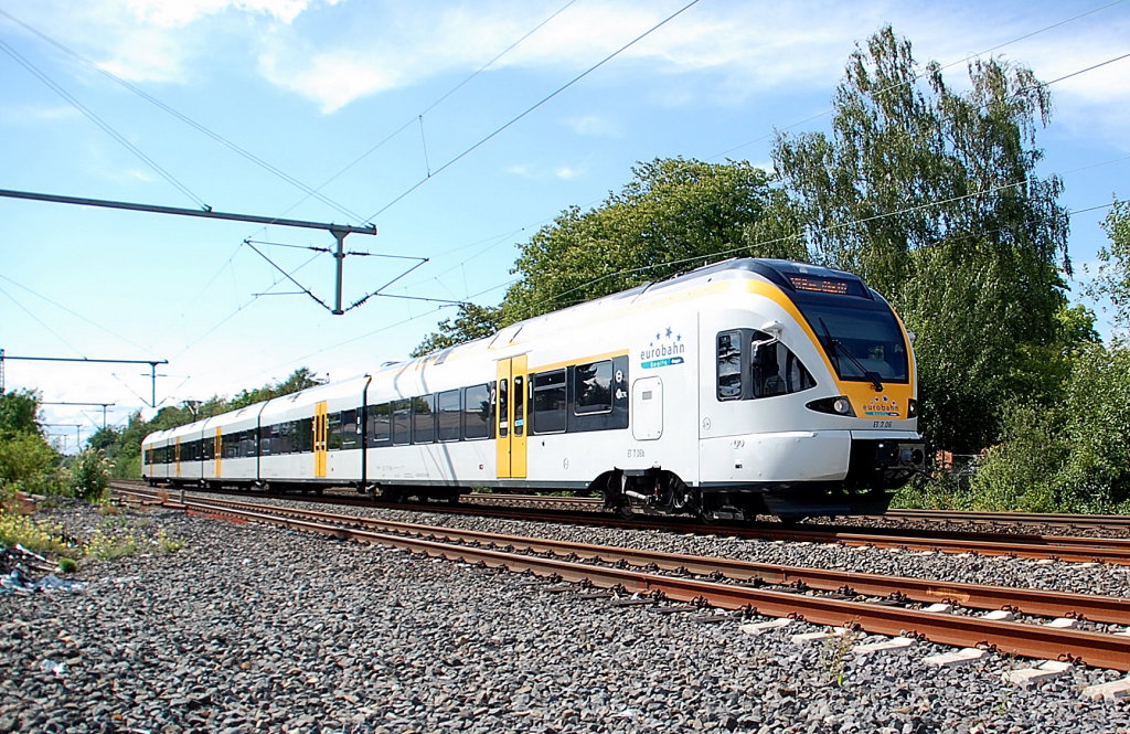Nach Hamm geht die Fahrt des Eurobahntriebzuges der als RE 13 hier durch Korschenbroich an diesem Sonntagnachmittag den 17. Juli 2011 eilt.