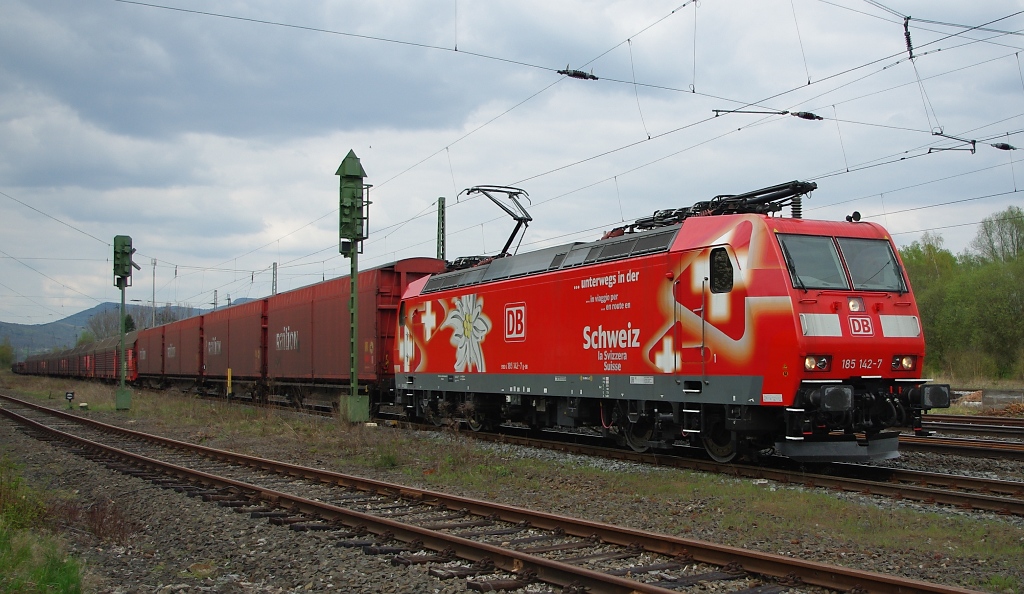 Nach ihrem Signalhalt und einer ausgiebigen Mglichkeit zum Fotoshooting setzte 185 142-7 ihre Fahrt mit mit dem Autotransportzug in Richtung Sden fort. Aufgenommen am 16.04.2011 in Eschwege West.