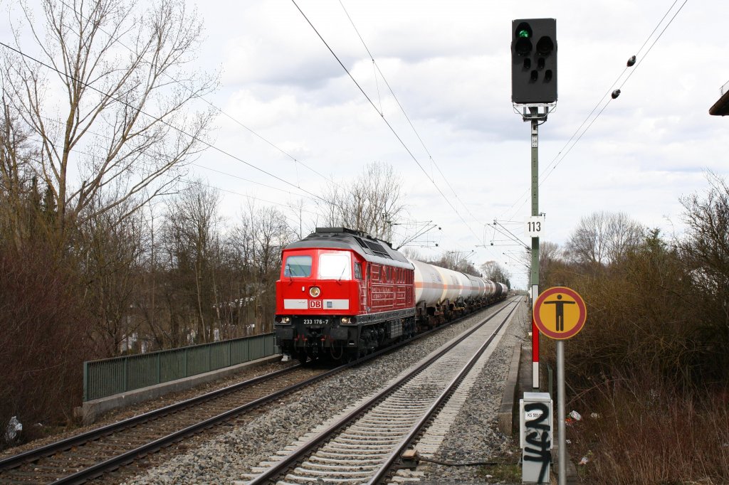 Nach ihrer HU (BCS X 04.03.10) bekommt man 233 176-7 sehr oft auf der KBS 940 zu Gesicht. Hier durchfhrt sie den Bahnhof Poing am 27.03.10 mit einem Gaskesselzug nach Mnchen.