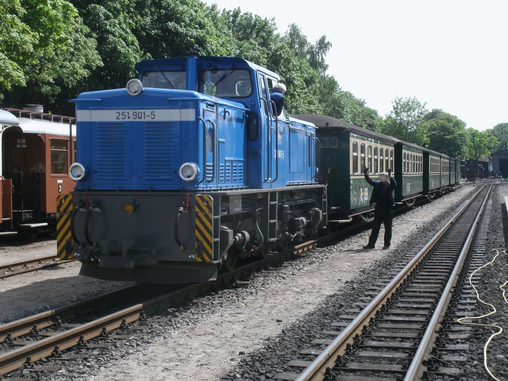 Nach ihrer Winterpause ist 251 901,am 26.Mai 2011,als Rangierlok in Putbus im Einsatz.