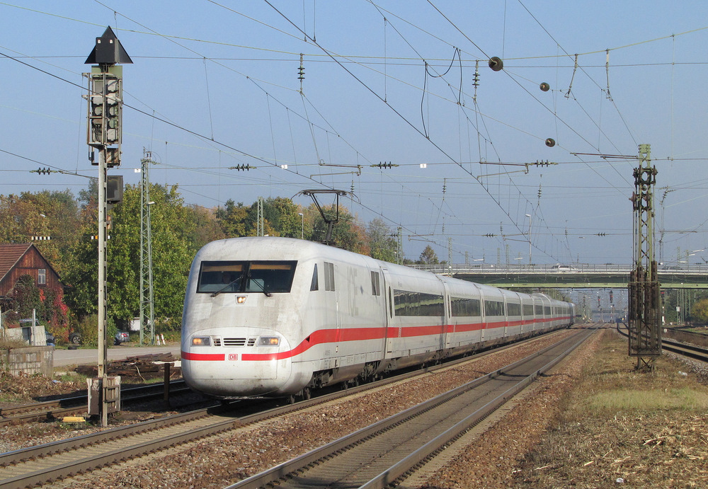 Nach einer kleinen  Anfangsstudentenpause  sieht man nun mal wieder was von mir. Heute war ich mit Gregor Krcher in Graben-Neudorf und Wiesental unterwegs. Auf dem Bild sieht man den ICE 71 nach Basel SBB in Graben Neudorf. 22.10.2011 