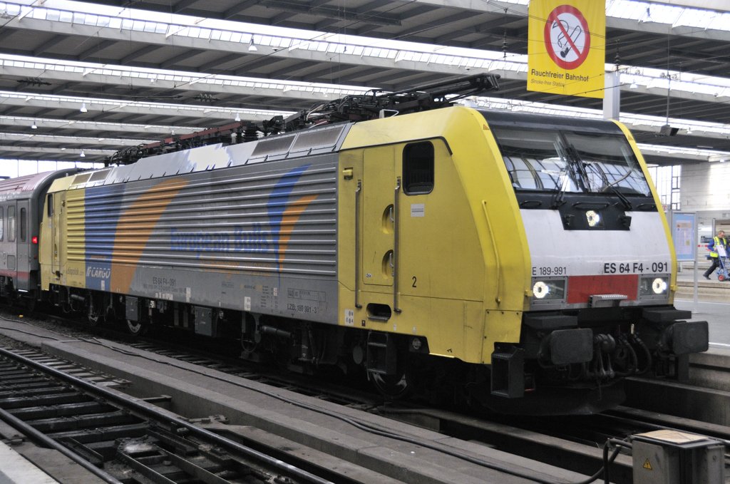 Nach einer kleinen Strkung, zurck in der Bahnhofshalle, erwartete uns ES 64 F4-091  European Bulls . (Mnchen Hbf, 20.03.2010).