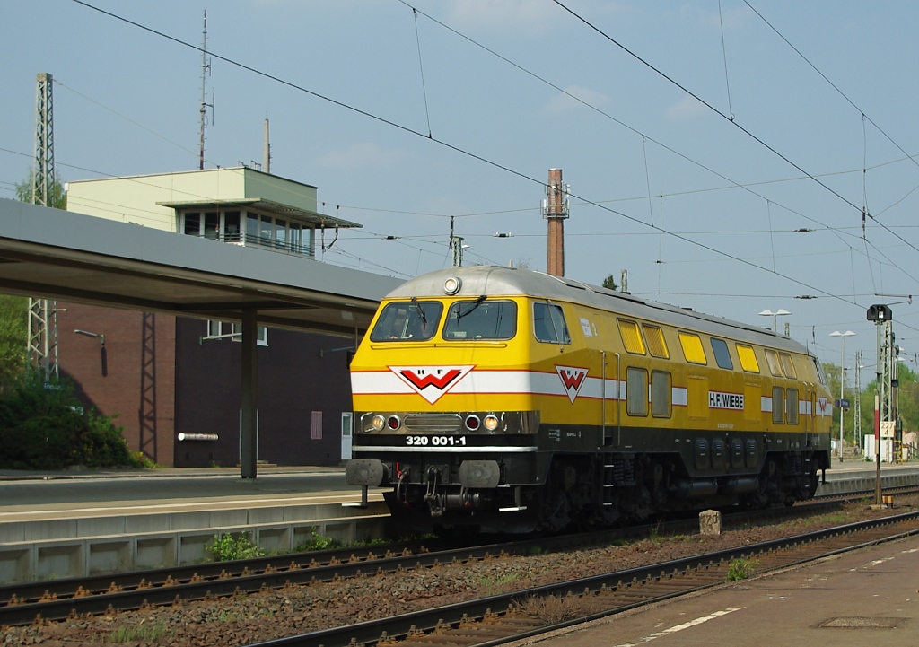 Nach der kleinen Wiebe 212 kam noch Wiebe's  Big Mama : die V320 001-1 als Tfzf in Richtung Sden. Aufgenommen am 21.04.2011 in Eichenberg.