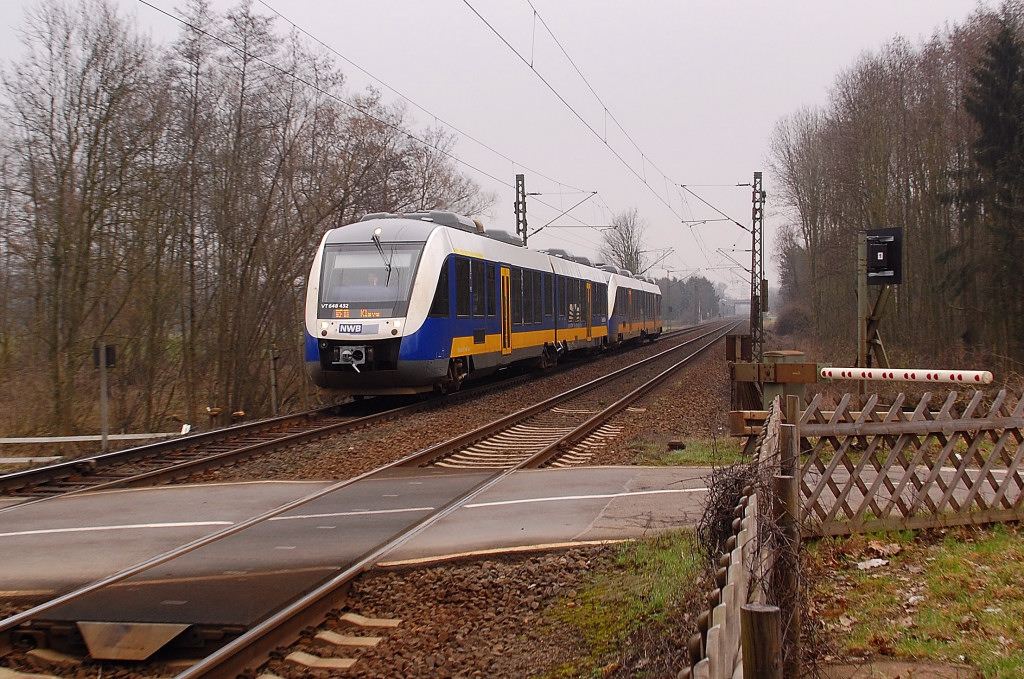 Nach Kleve fahren die 648 432 und 648 431 der NWB, die hier kurz vorm B Broicher Seite abgelichtet sind.  10. Mrz 2012