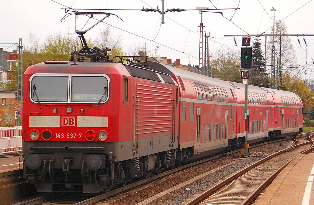 Nach Koblenz fahrend verlsst die 143 637-7 auf der Linie RB 27 den Rheydter Hauptbahnhof am 1.April 2011.
