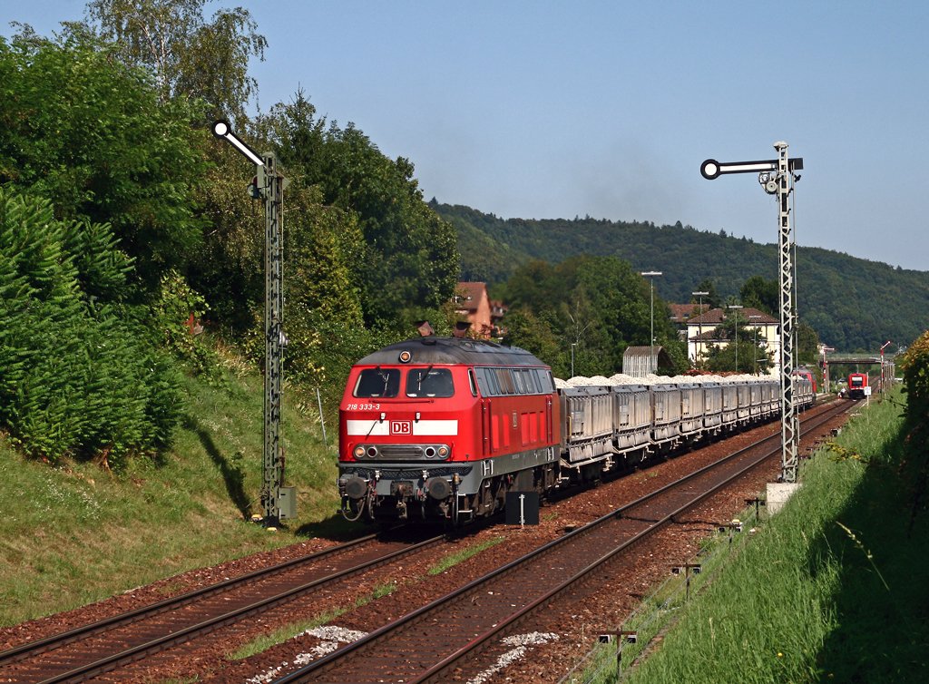 Nach der Kreuzung mit einem 641 beschleunigen 218 333 und 218 249 den DGS 88298 unter eindrucksvoller Geruschkulisse aus dem badischen Bahnhof von Beringen.