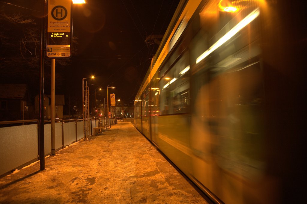 Nach kurzem  Halt beschleunigt ein NGT der Linie 4 an der Haltestelle 
Landesbhnen Sachsen (Weies Ro) in Radebeul  gegen 19:22 Uhr wieder um Richtung Dresden zu fahren. 19.01.2013 