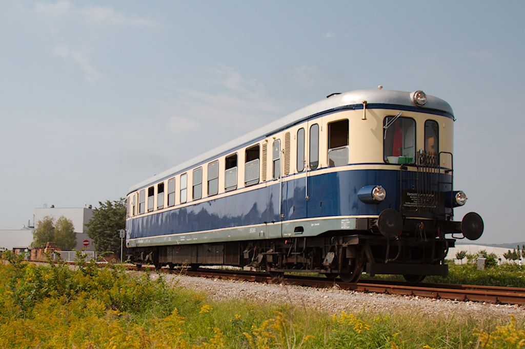 Nach einer lngern Pause ist der 5042.14 wieder auf der Landesbahn unterwegs. Entstanden ist die Aufnahme zwischen Korneuburg und Stetten. (01.09.2012)