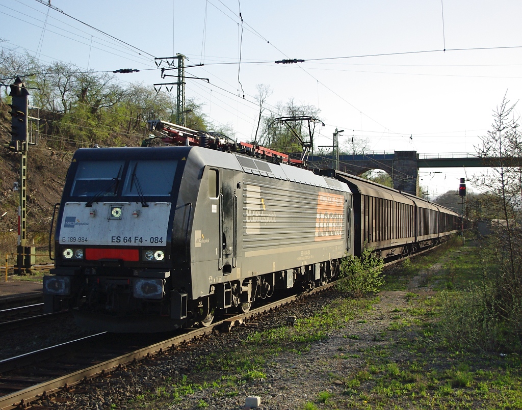 Nach langem warten am 10.04.2011 kam dann doch noch der sonntgliche H-Wagen Zug mit Locon 189. Nur leider viel zu spt und aus dem Gegenlicht. 189 984 (ES 64 F4-084) mit H-Wagen in Richtung Norden. Aufgenommen in Eichenberg.