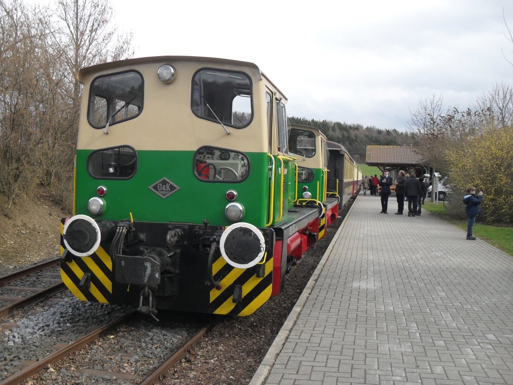 Nach einer langen Fahrt zum Motto: 175 Jahre Deutsche Eisenbahn  konnte man am Samstag,dem 3.4.10 diese schne Doppeltraktion der O&K-Dieselloks D1 und D2 im Bahnhof Engeln bewundern.