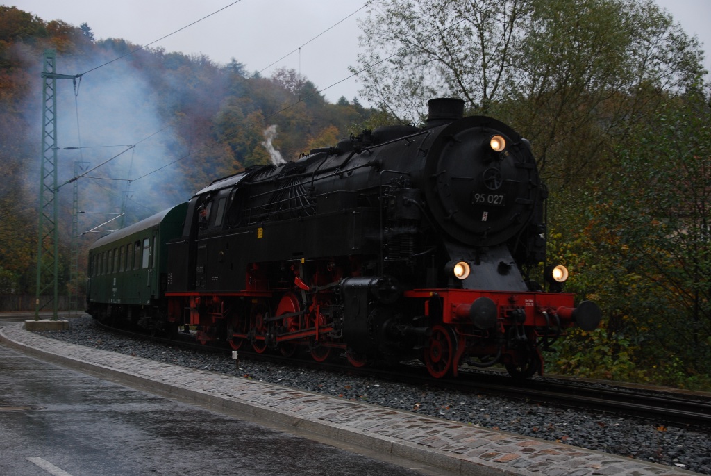 Nach langer Wartezeit im strmenden Regen kommt die Dampflokomotive 95 027 mit dem Sonderzug endlich. Noch einige hundert Meter, und dann hat sie den Bahnhof Rbeland, das Ende dieser Sonderfahrt, erreicht. Nach einiger Zeit wird sie wieder zurck fahren nach Blankenburg (16. Oktober 2010).