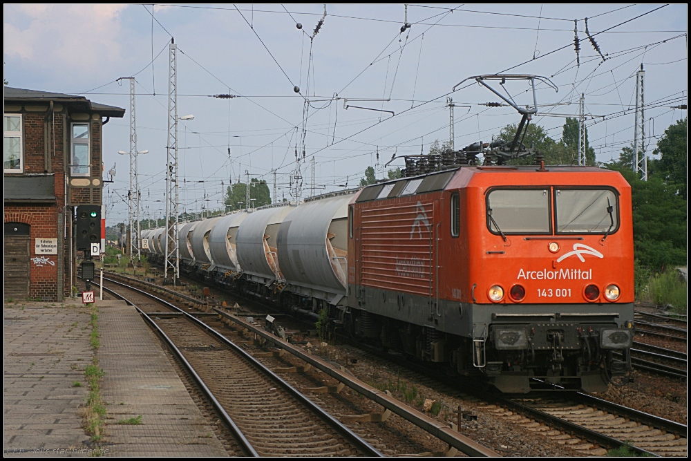 Nach langer Zeit ist auch arcelor 143 001 wieder in Berlin anzutreffen. Hier fhrt sie mit einen Zug mit weien Kesselwagen durch Kpenick (gesehen 05.08.2010)