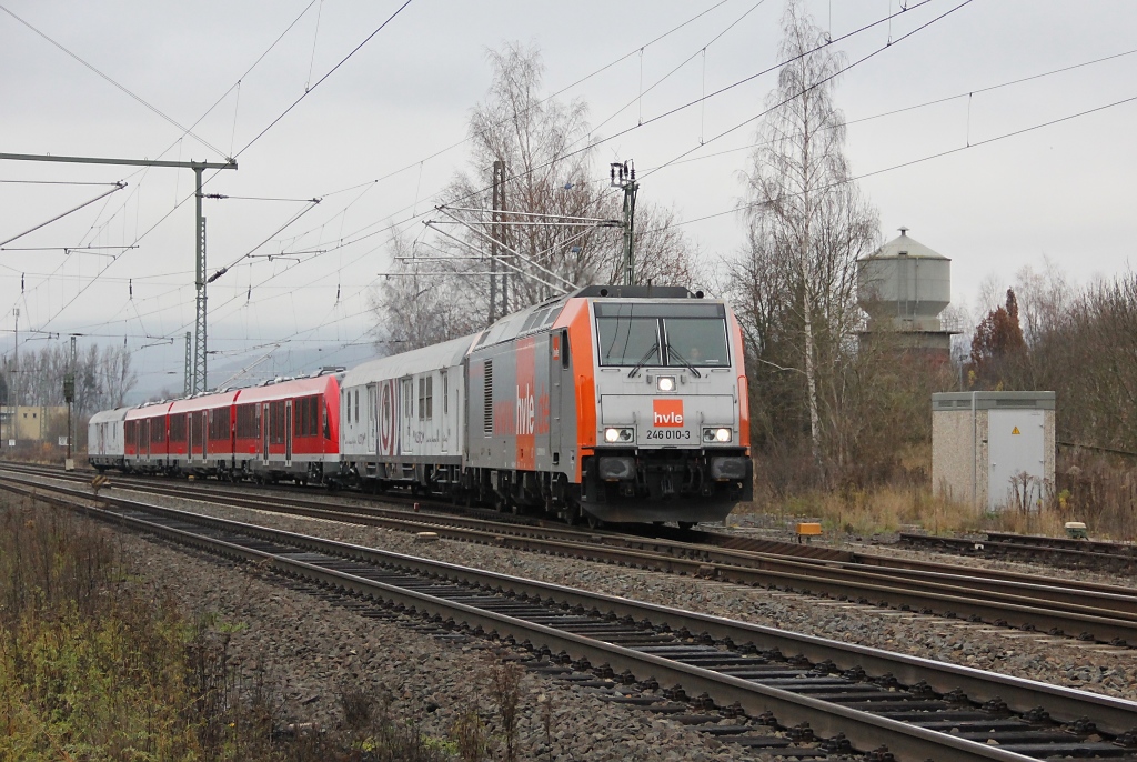 Nach einer langsamen Fahrt durch Gleis 1 in Eschwege West kehrt 246 010-3 mit ihrem Anhngsel beim B Eltmannshausen/Oberhone auf die Hauptstrecke zurck und setzt die Fahrt gen Sden fort.