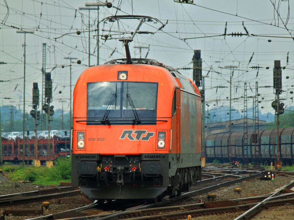 Nach einer Leistung als Schubhilfe kommt 216 903 von RTS am 21.05.2012 als Lz von der Montzenrampe nach Belgien zurck nach Aachen West.