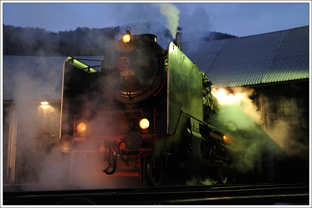 Nach mehreren Probefahrten in den letzten Wochen hatte SZ 06-018 (Borsig, Berlin 1930) am 10.11.2012 ihre erste Lastprobefahrt nach ihrer Aufarbeitung. Zum Einsatz kam sie dabei bei dem an einigen Tagen im Jahr verkehrenden Sonderzug zwischen Jesenice und Nova Gorica. Die Aufnahme zeigt sie in der Frh des 10.22.2012 so gut wie abfahrbereit im Heizhaus in Jesenice.
