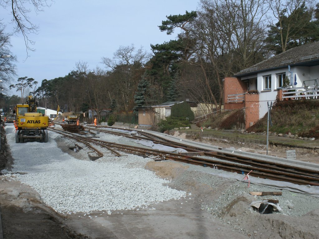 Nach meinen Aufnahmen vom 27.Mrz 2012 sieht es in Ghren wieder ganz anders aus.Whrend noch am 27.Mrz 2012 das linke Gleis 1 noch ohne Schienen lag sind inzwischen die neuen Schienen verlegt.