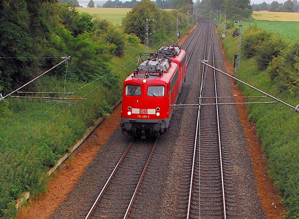 Nach der  Morgenfuhre  nach Venlo, ist die 110 489-2 mit der 115 383-2 in Schlepp bei Hochneukirch Neuotzenrath auf der Kbs 465 in Richtung Kln unterwegs.....Sonntag 24.6.2012