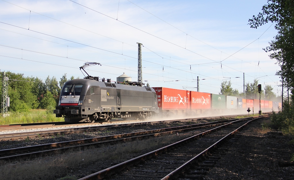 Nach Nachschotterarbeiten der Firma Wiebe am Hauptgleis Richtung Norden in Eschwege West hat der erste Zug nach der Freigabe wieder ordentlich Staub aufgewirbelt: 182 565-2 ES 64 U2-065) mit Containerzug in Richtung Norden. Aufgenommen am 26.06.2011.